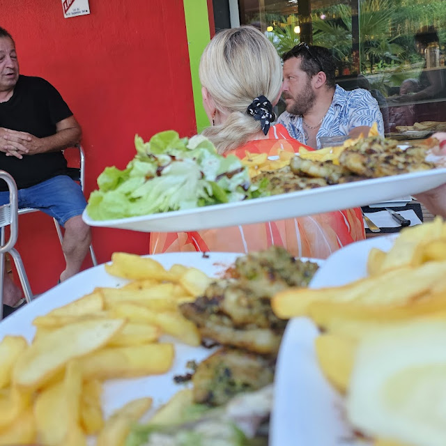 Cuisses de Grenouilles Frites Salades