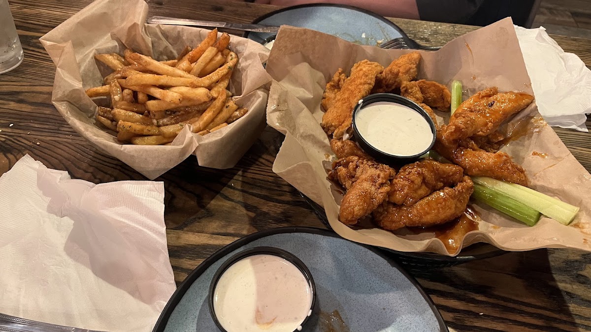 WINGERS Restaurant - St. George - Photo 9