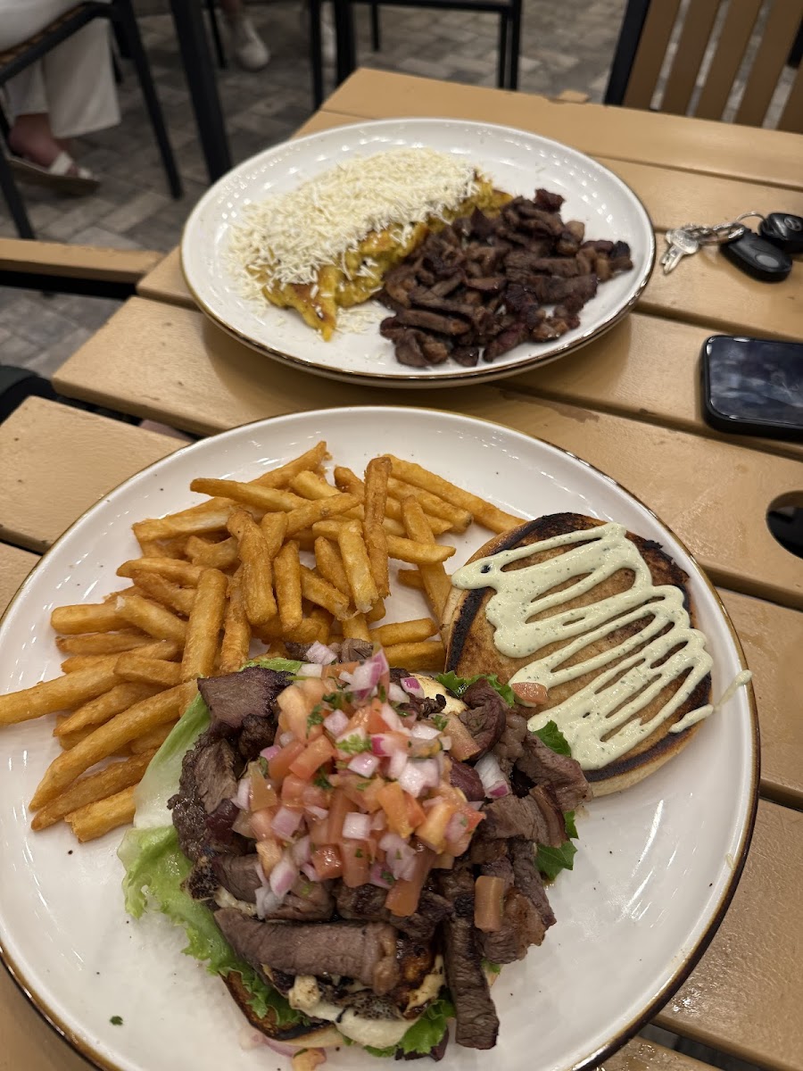 Bocados Burger & Grill - Photo 2