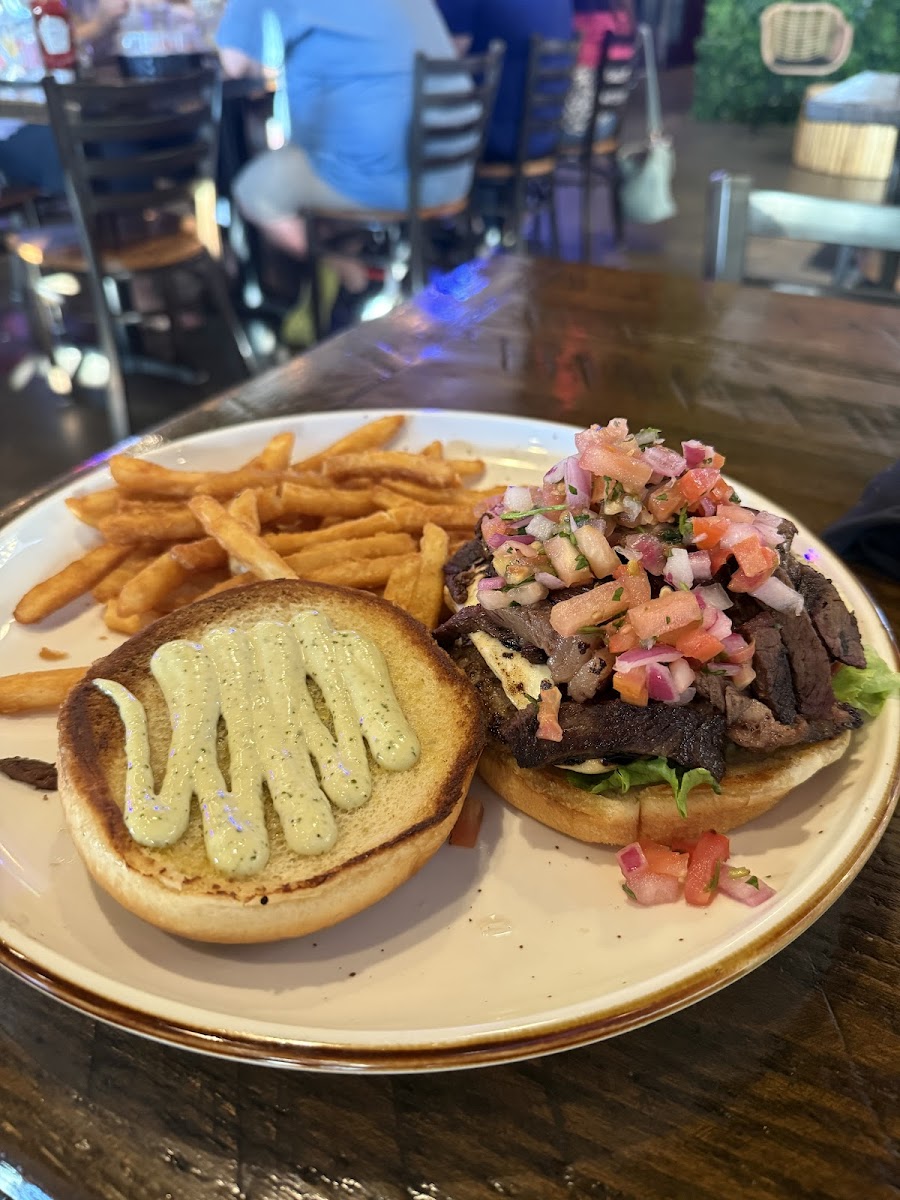 Bocados Burger & Grill - Photo 4