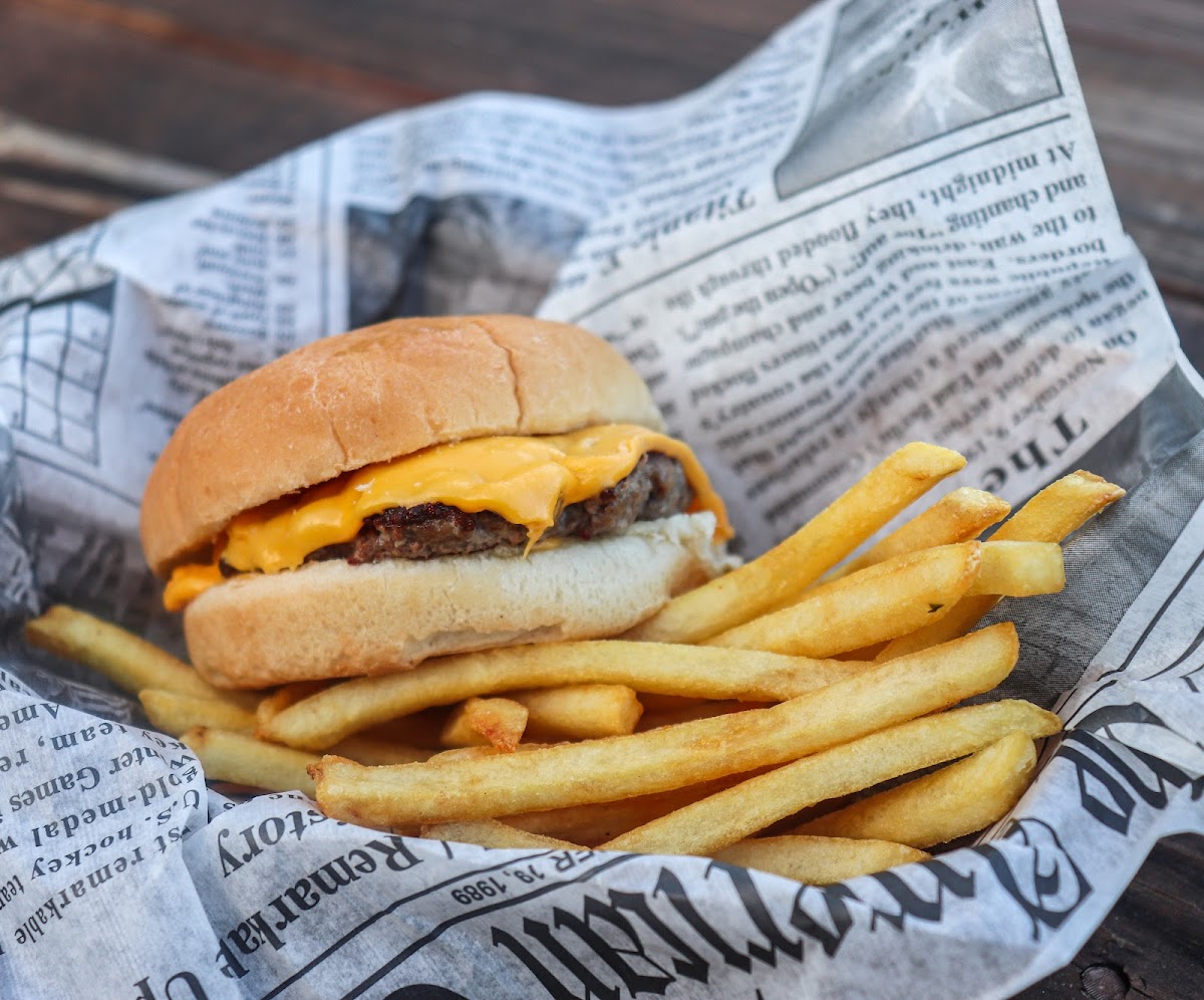 Bocados Burger & Grill - Photo 6