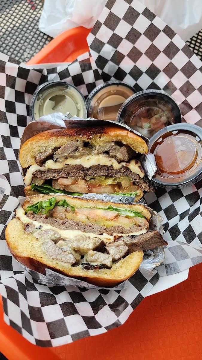 Bocados Burger & Grill - Photo 7