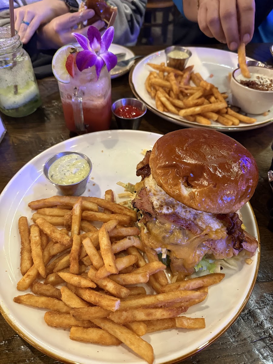 Bocados Burger & Grill - Photo 8