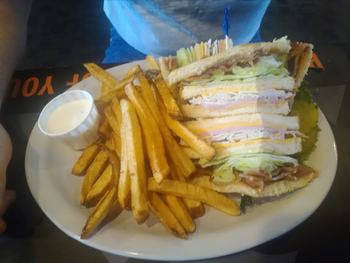 Alibi Bar & Grill - Salem - Photo 9