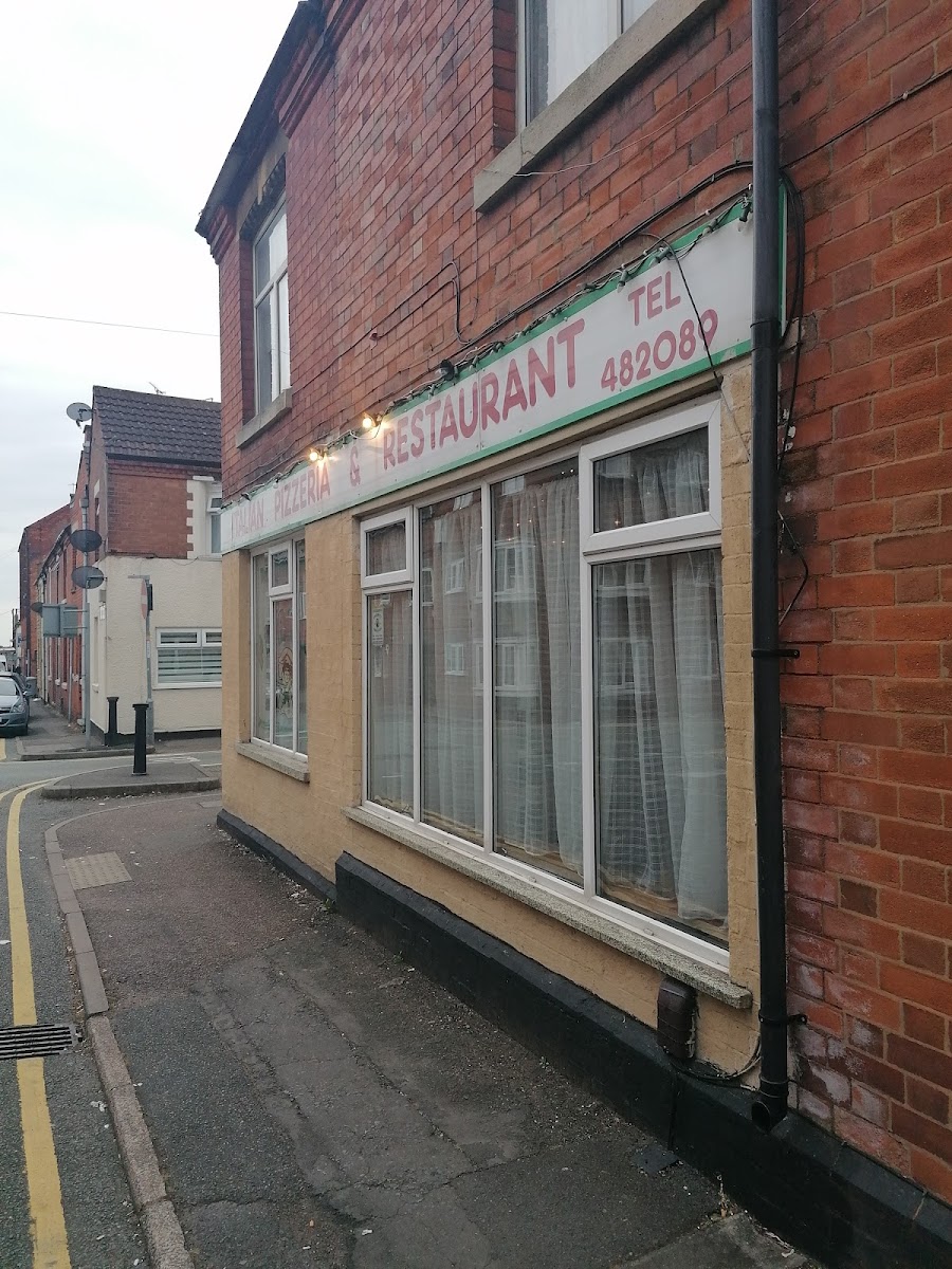 Franks Pizzeria - Photo 3