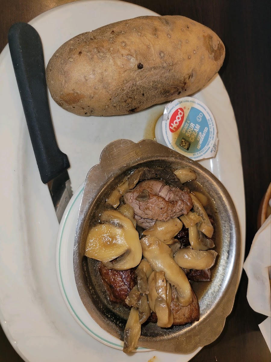 The Carriage House Restaurant - Winston-Salem - Photo 5