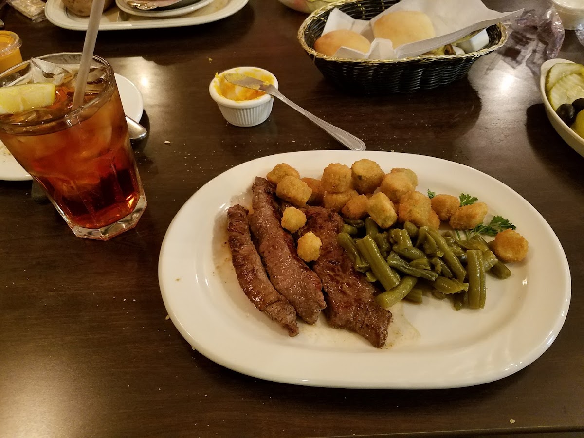 The Carriage House Restaurant - Winston-Salem - Photo 7
