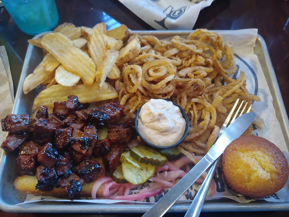 Famous Dave's Bar-B-Que - Sioux City - Photo 9