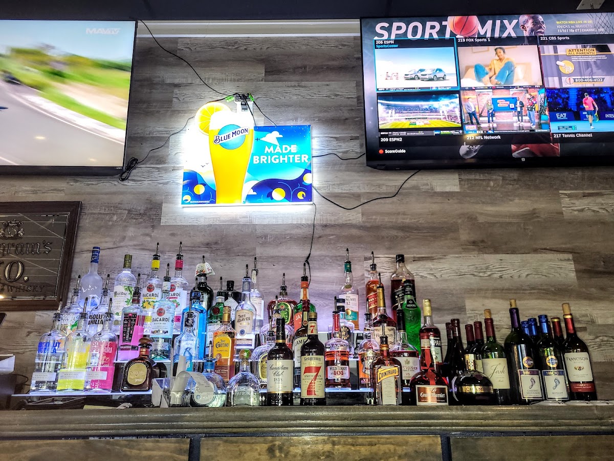 JJ's Bar & Grille - Photo 9