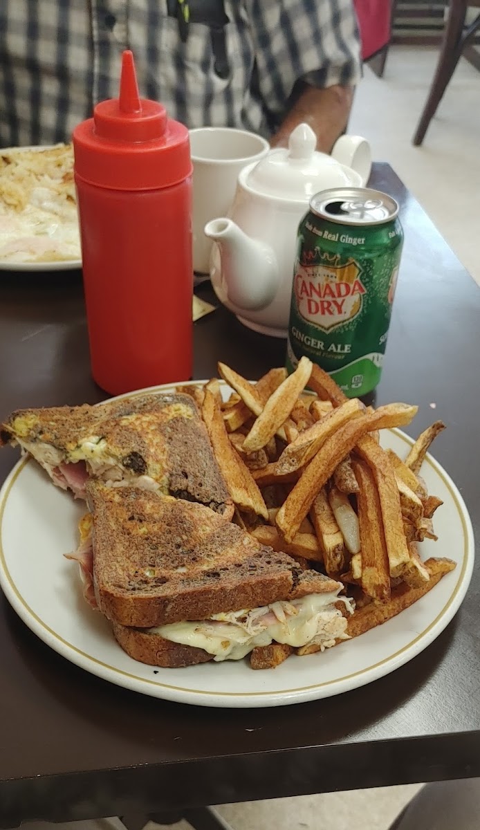 Beachwood Corner Cafe - Photo 7