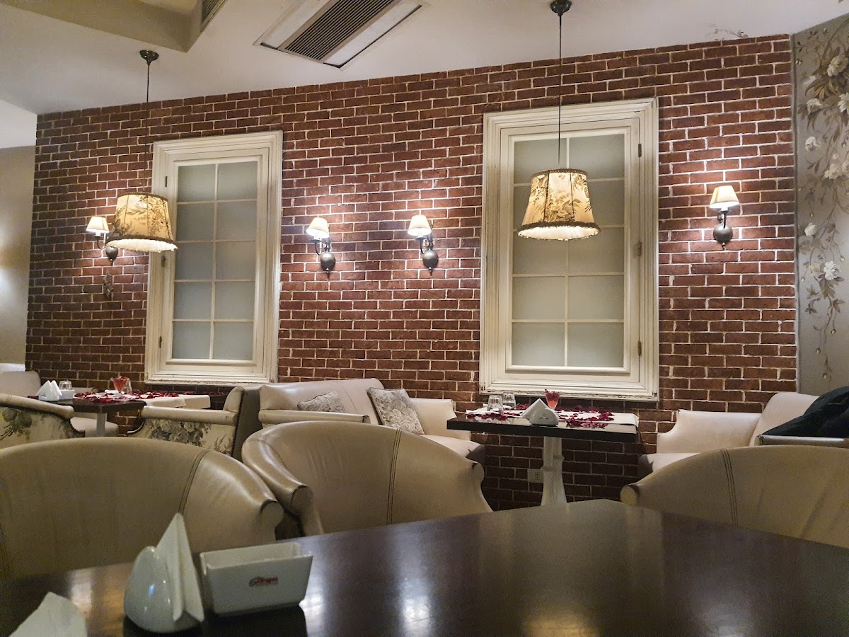 St. Tropez Restaurant - Photo 5