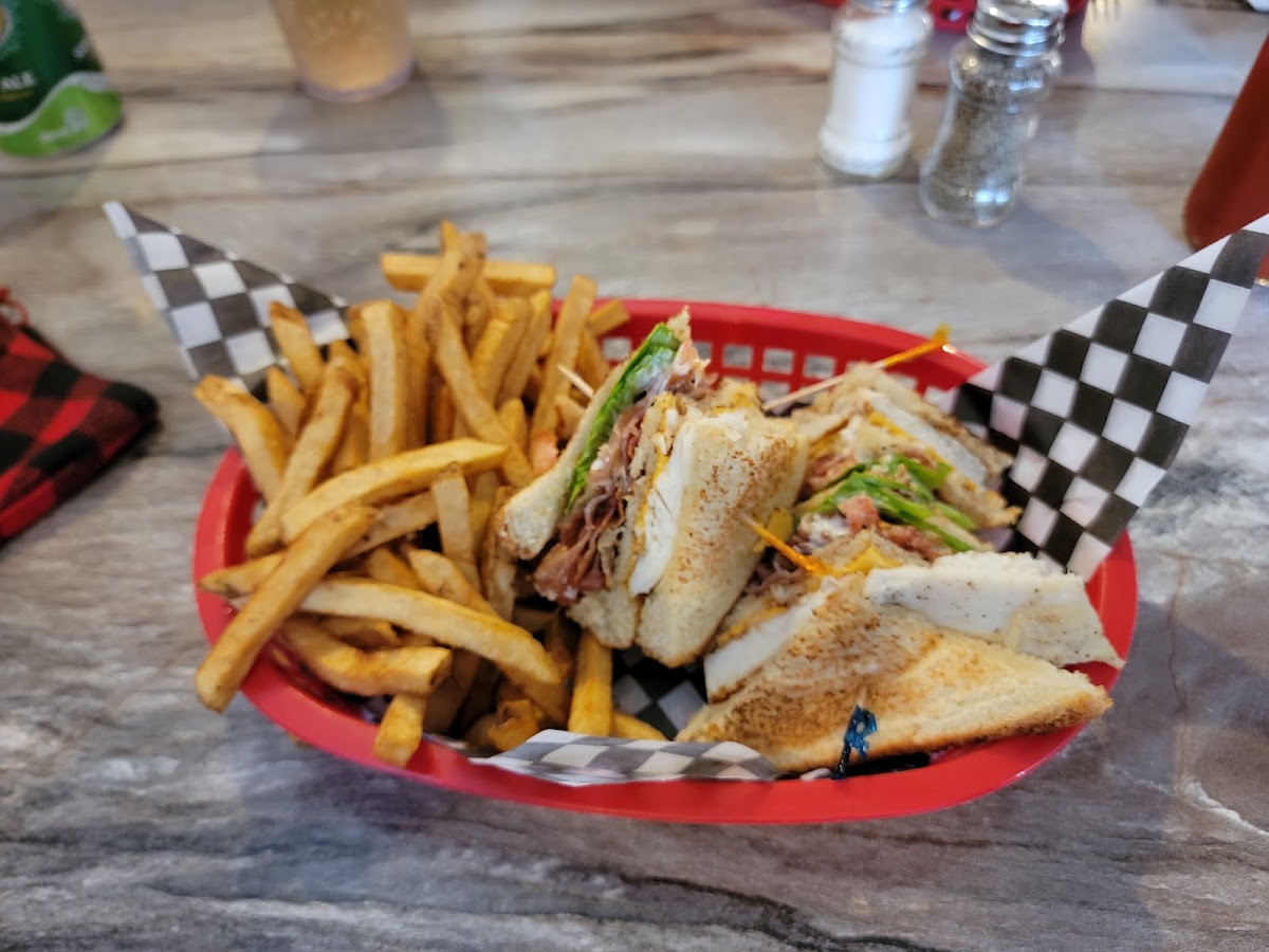 Wagon Wheel Restaurant - Powassan - Photo 7