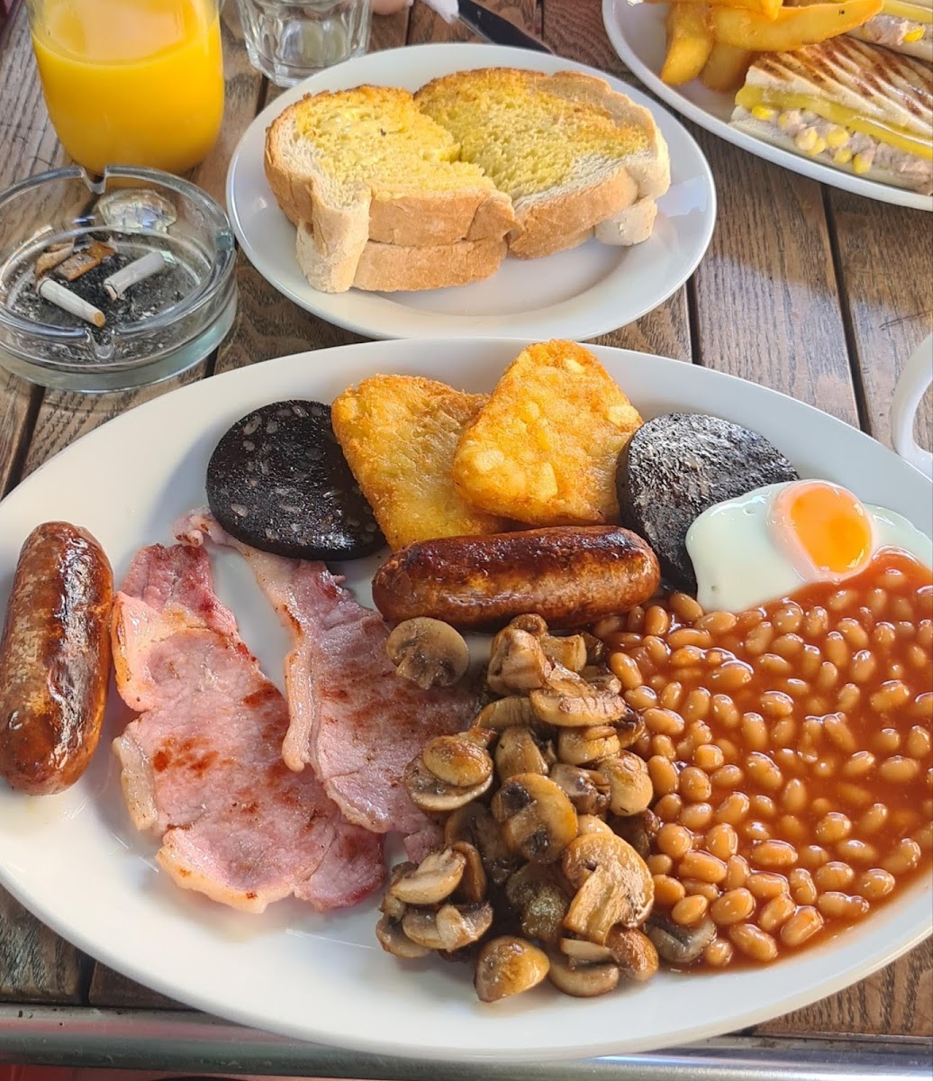Golden Cafe - Tooting Bec - Photo 1