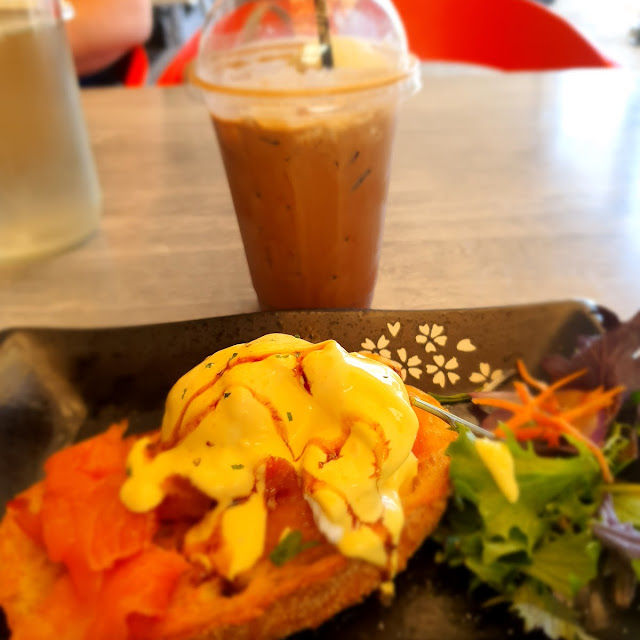 Salmon Benedict