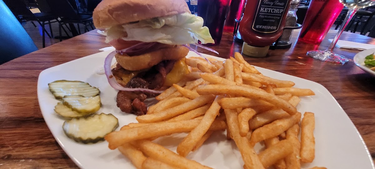 The Angry Beaver Bar & Grill - Photo 9