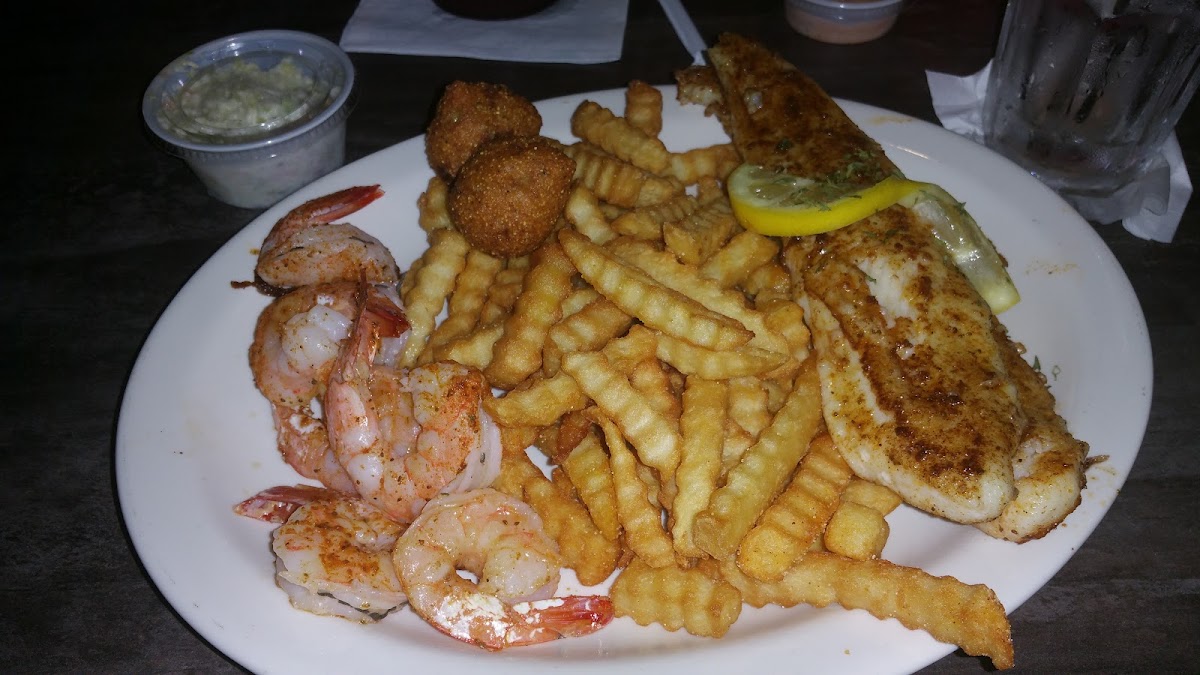 Overtyme Bar & Grill - Photo 5