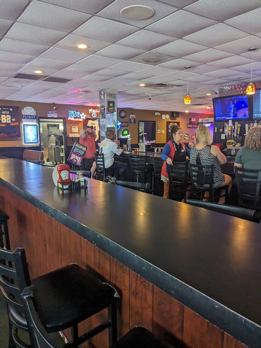 Witten's Grill and Sports Cafe - Photo 2
