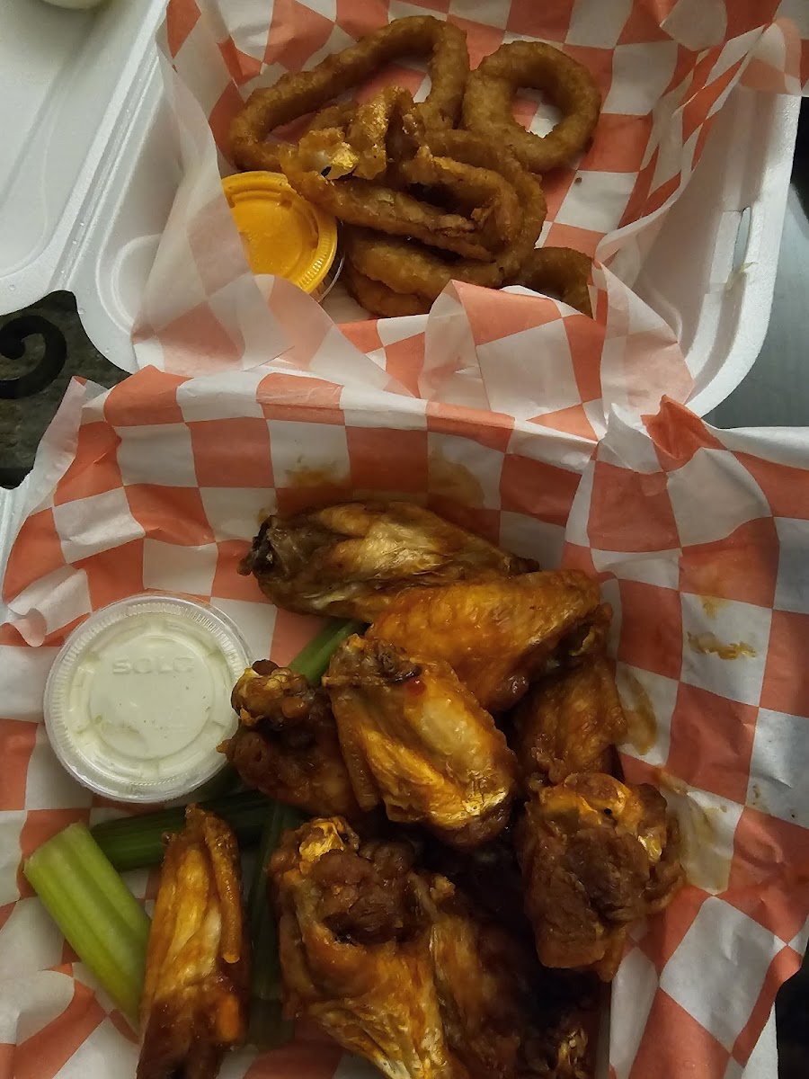 Red Tiki Bar and Grill - Photo 4