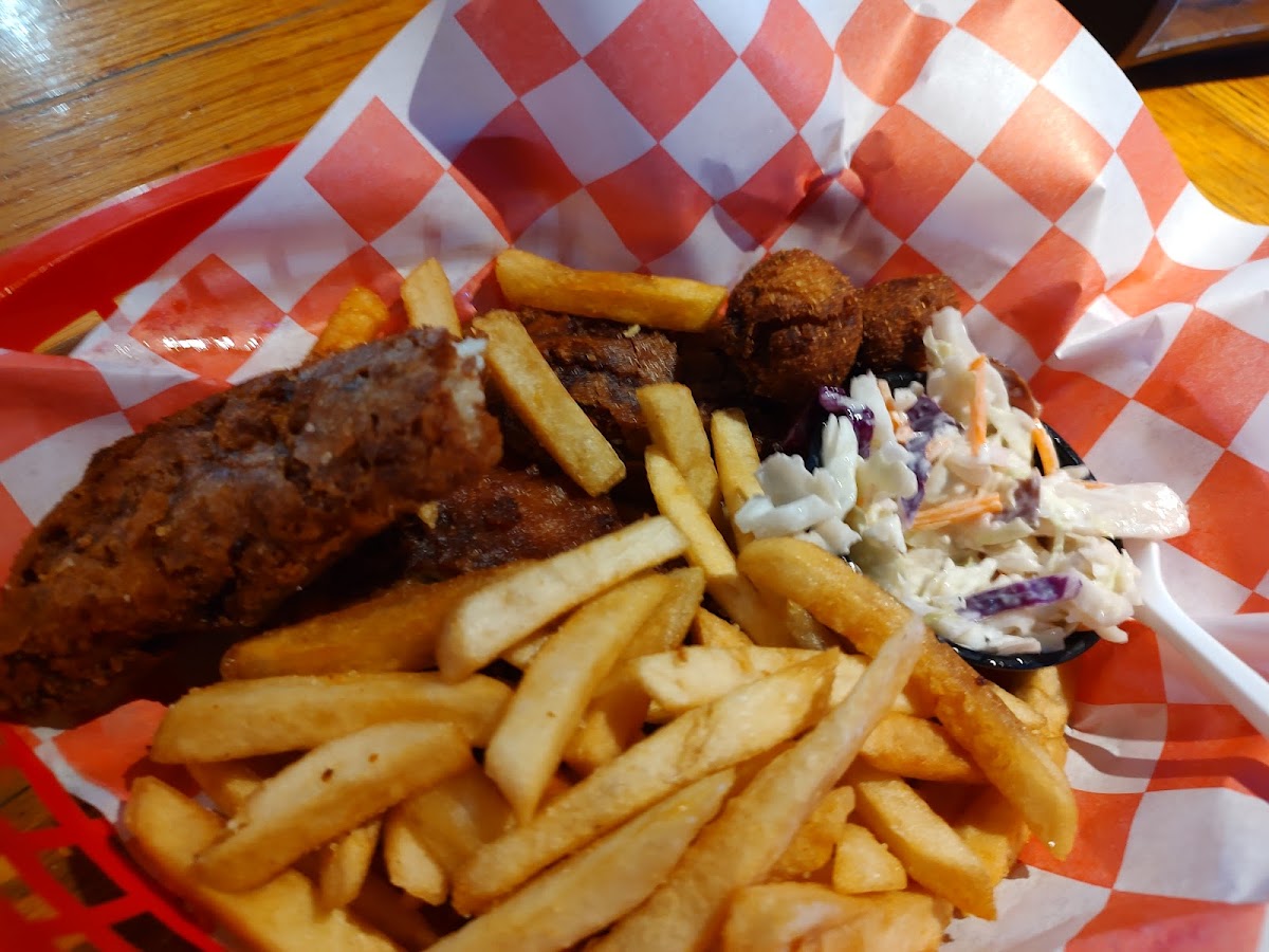 Red Tiki Bar and Grill - Photo 7