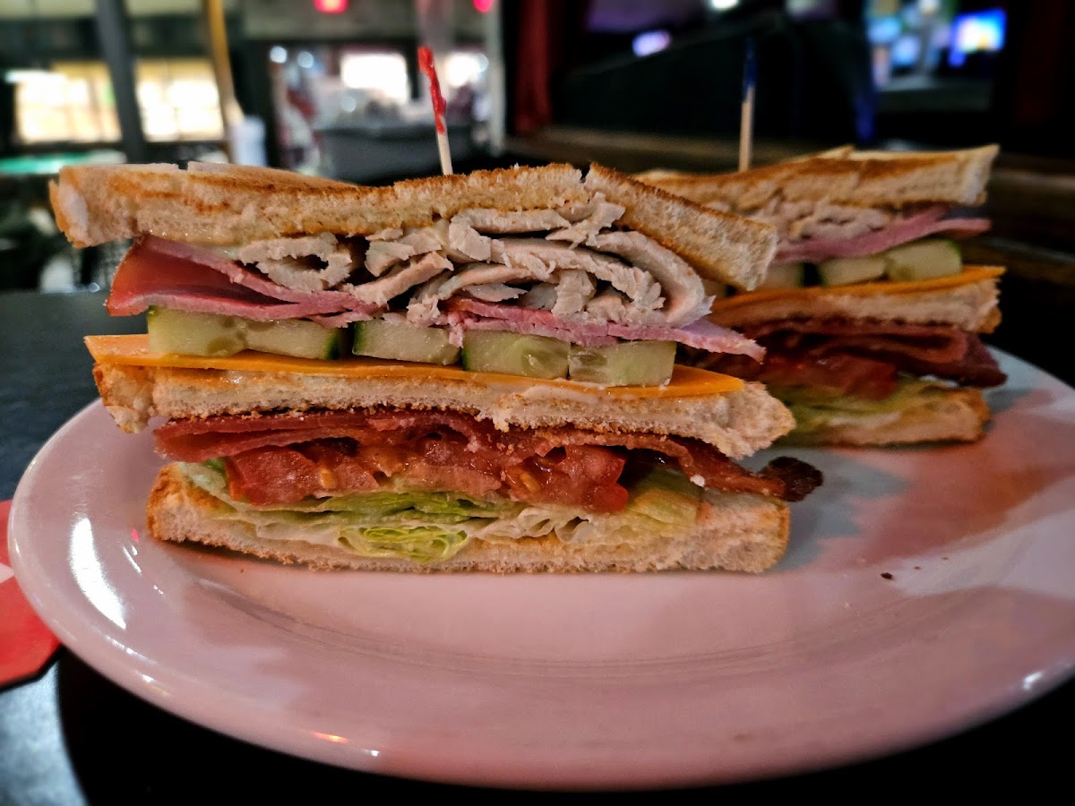 Leah's Bar and Grill - Photo 9