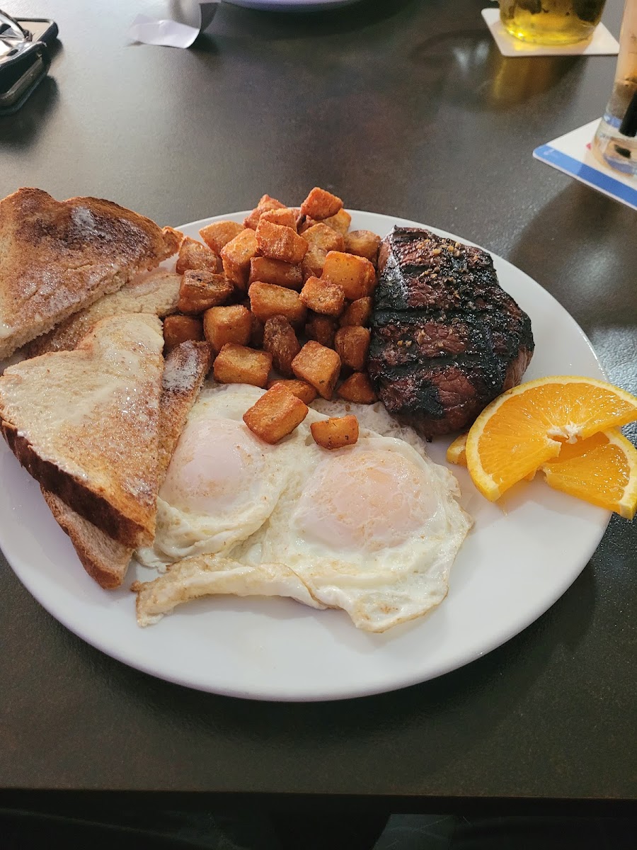 Leah's Bar and Grill - Photo 6