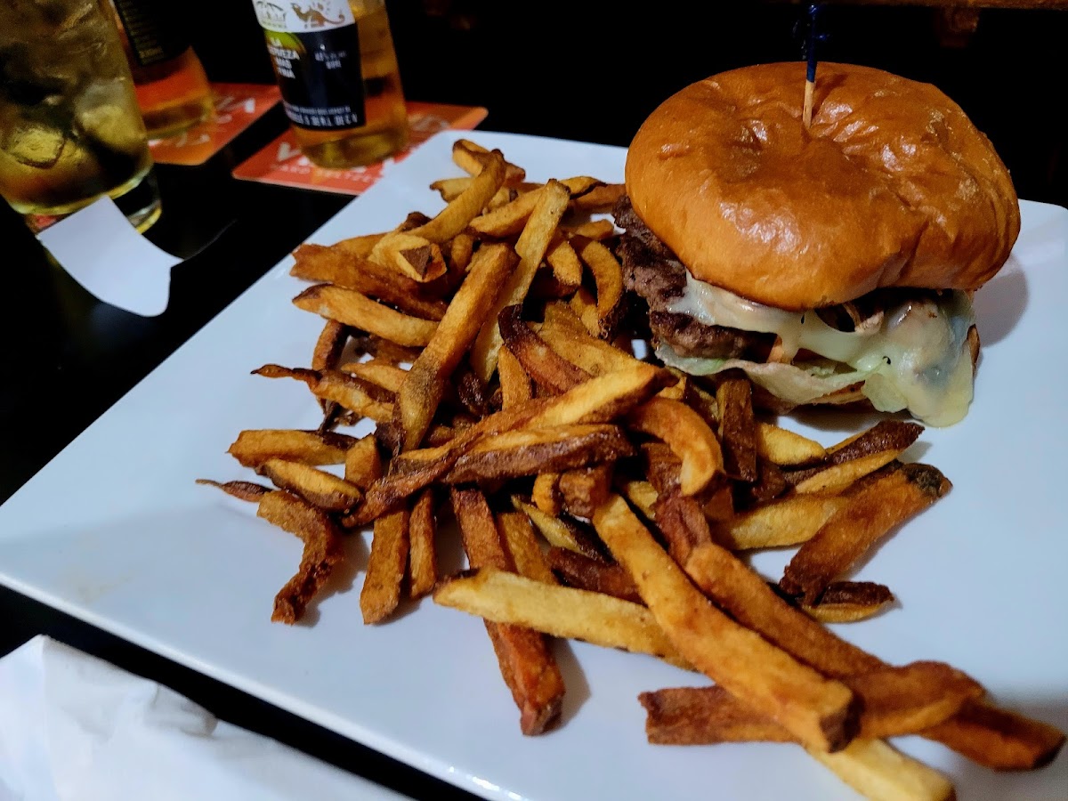 Leah's Bar and Grill - Photo 8
