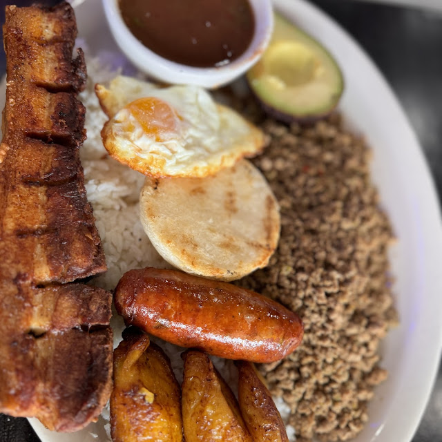Carne Asada Con Arepa Y Queso