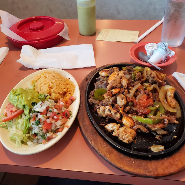 Fajitas Con Camarones Plate