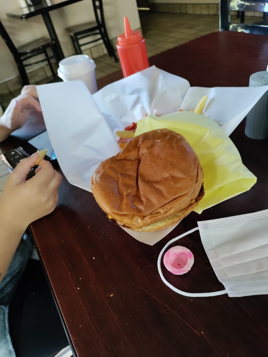 Boy's Hamburgers - Photo 4
