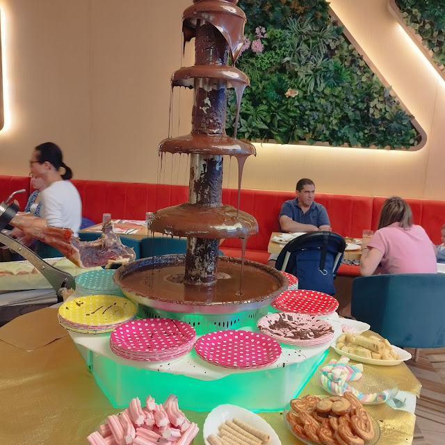 Fuente de Chocolate Y Variedad de Chuches