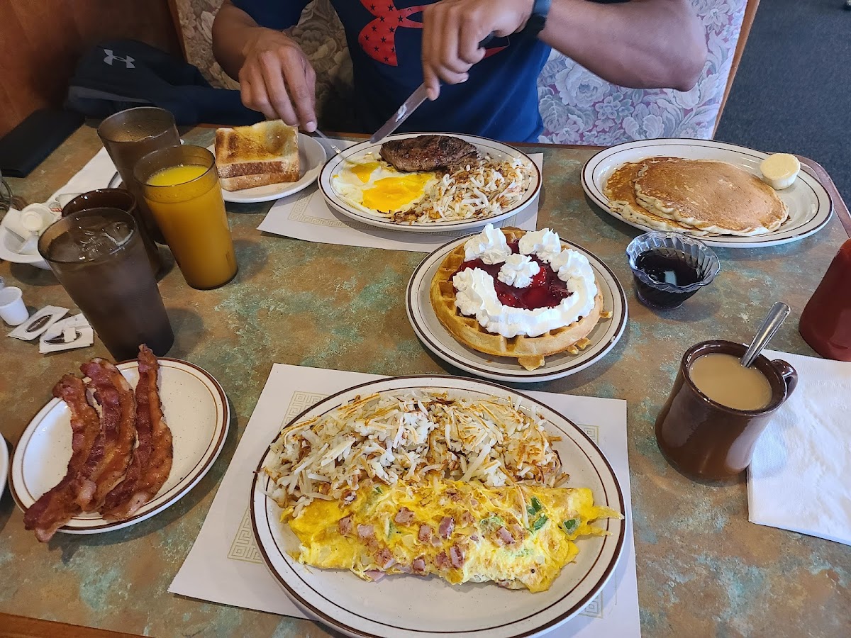 Sunset Family Restaurant Waukesha - Photo 9