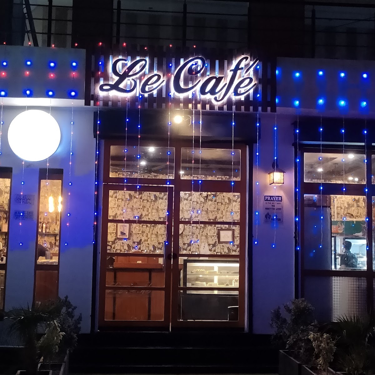 Le Cafe Model Town