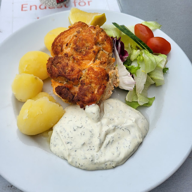 Salmon Stuffing Burgers with Dillcreme and Potatoes