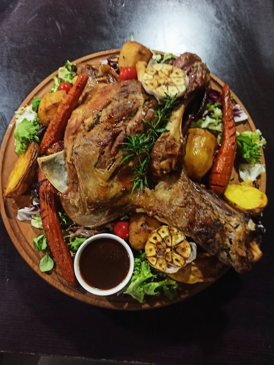 Restaurant Composition - Photo 2
