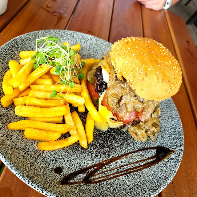 nineteen89 Burger