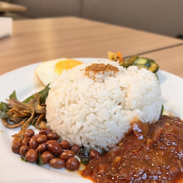 Nasi Lemak Kukus Beef Rendang
