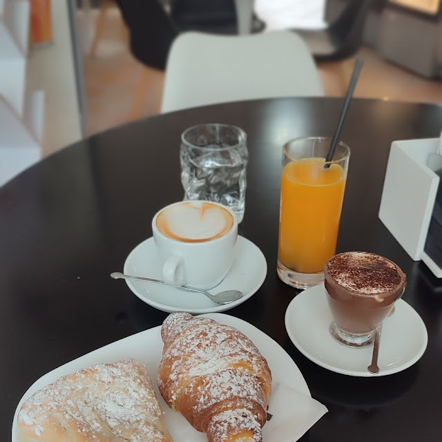 Cappuccino Marocchino E Brioches Ripiene