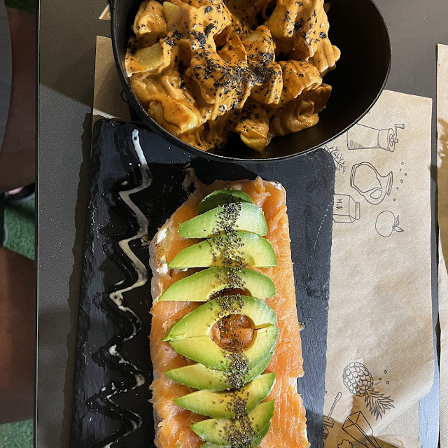 Llesca De Aguacate Y Salmón