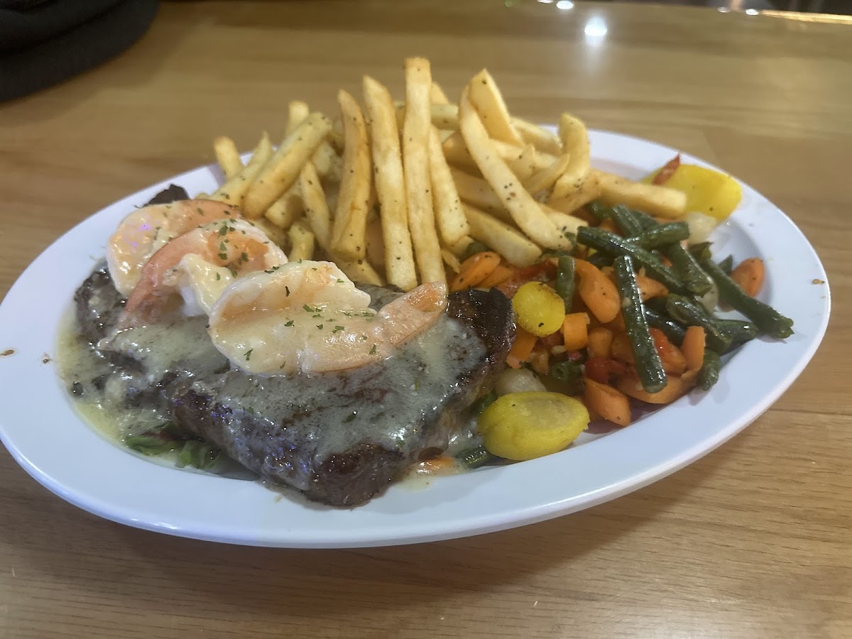 Lombardis Bar & Grill - Photo 3