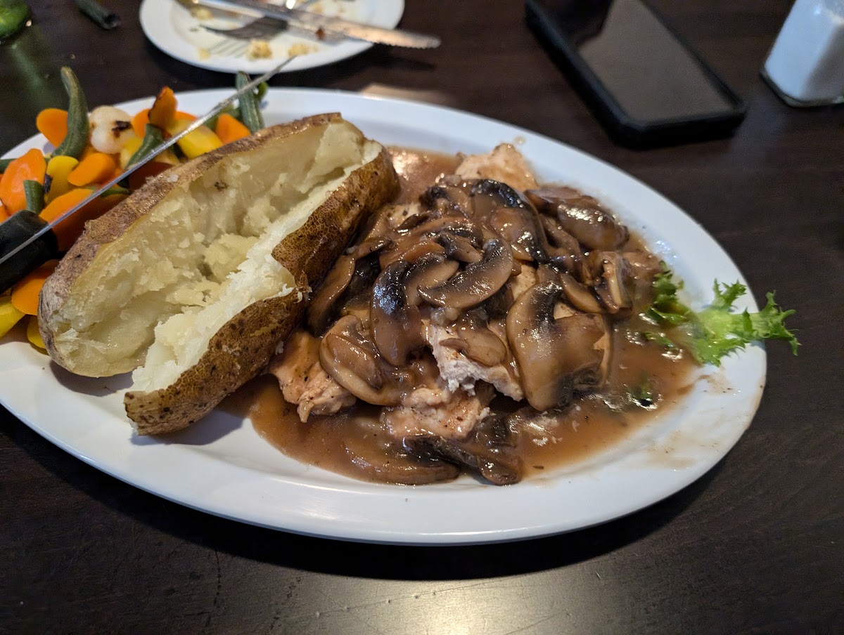 Lombardis Bar & Grill - Photo 7