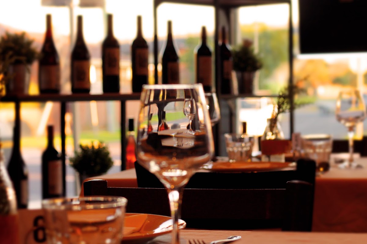 Eton Restaurant - Photo 2