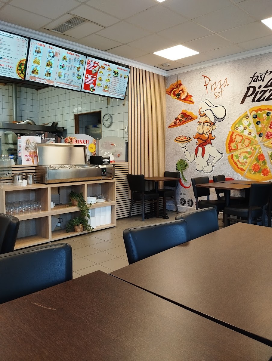 Milanos Pizzeria - Photo 2