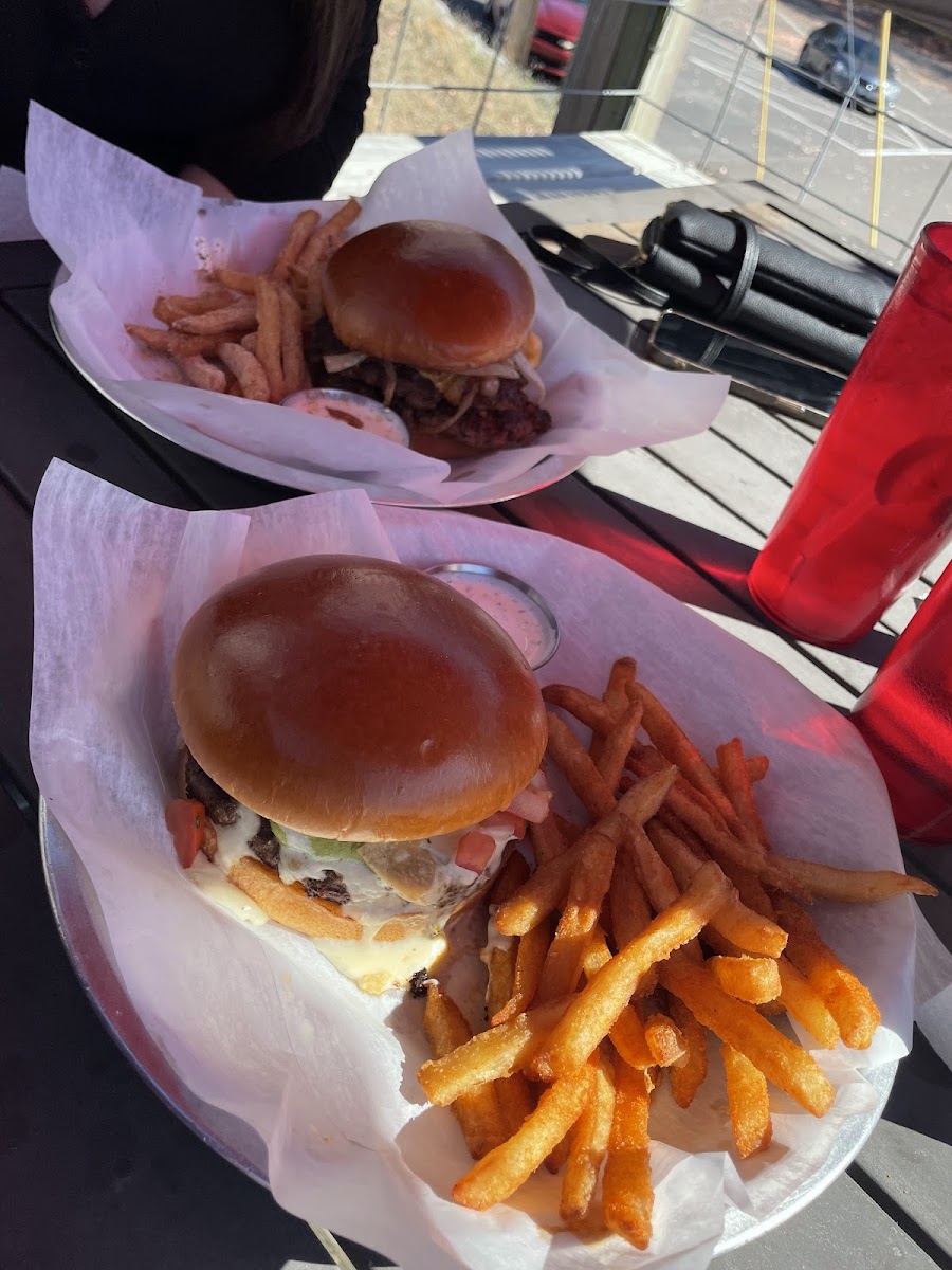 Little River Burgers & Brews - Photo 4