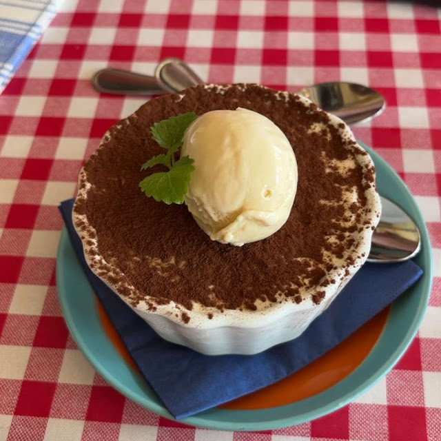 Skärgårdens Tiramisu Smaksatt Med Punch Serveras Med Jordgubbar