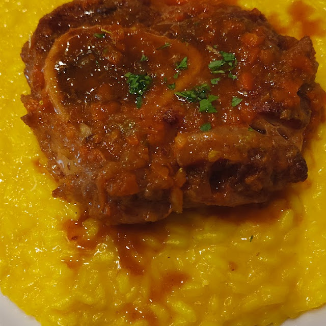 Risotto Alla Milanese Con N Pistilli Di Zafferano E Ossobuco