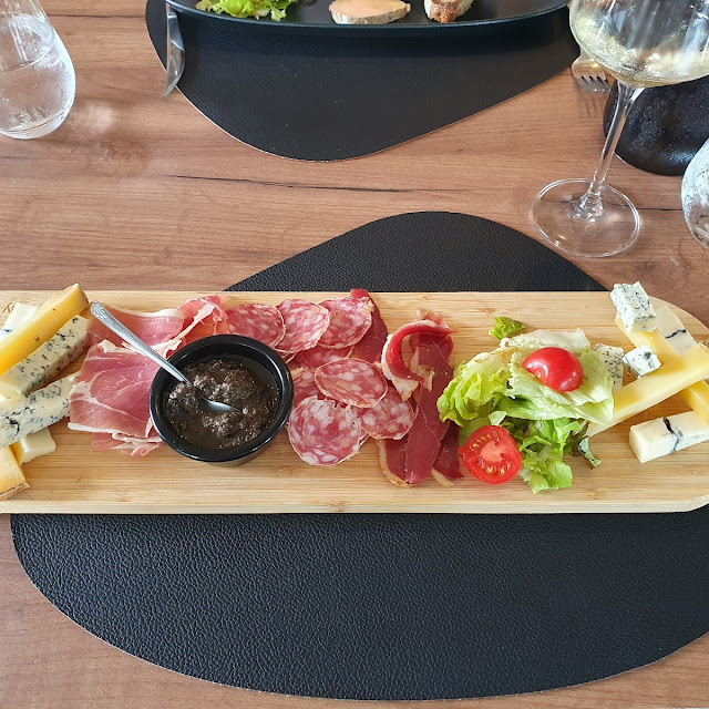 Planche A Contre-sens Fromage Et Charcuterie