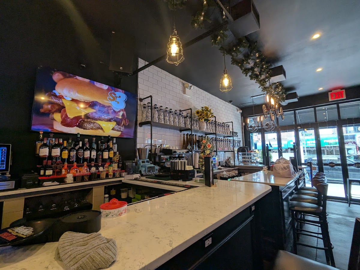 Leo’s Restaurant & Sports Bar - Photo 7