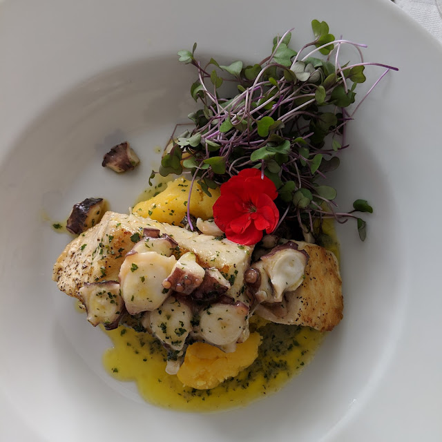 Corvina Con Pulpo Y Puré de Papa Criolla