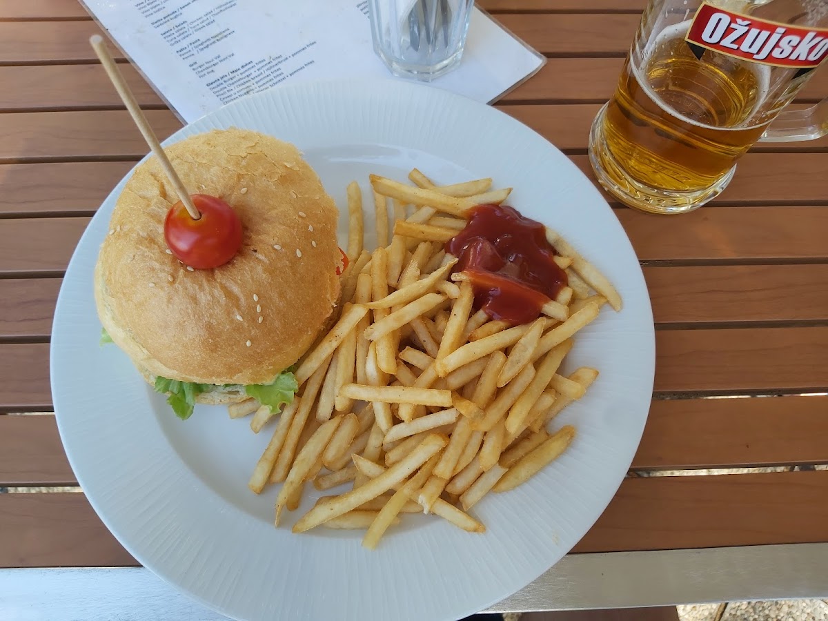 Pine Burgers & Bites - Photo 4