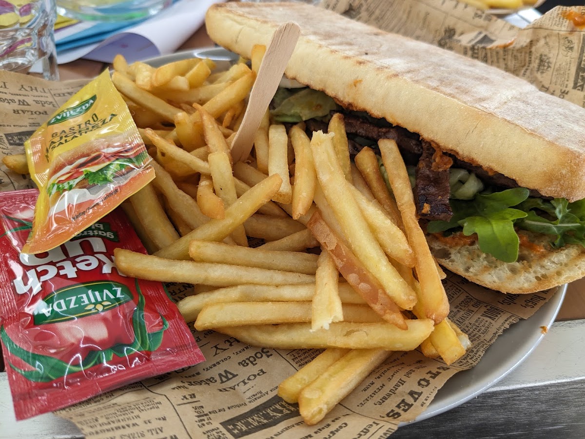 Pine Burgers & Bites - Photo 6